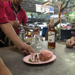 バンコク2日目の夕食は、ローカルな食堂でイサーン料理を食べる