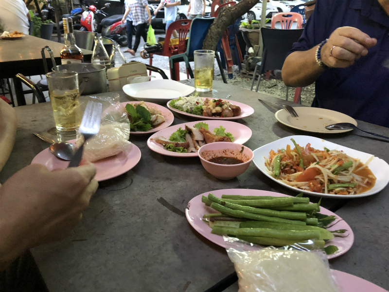 バンコク2日目の夕食は、ローカルな食堂でイサーン料理を食べる