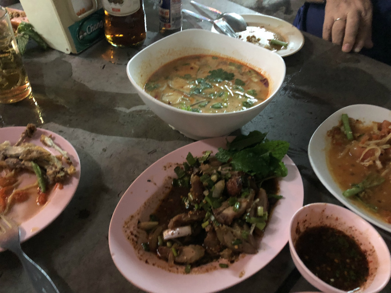 ローカルな食堂（Loong Yai）でイサーン料理
