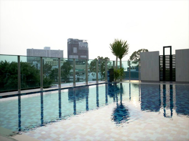 エイプリル スイーツ (April Suites Pattaya)のプール